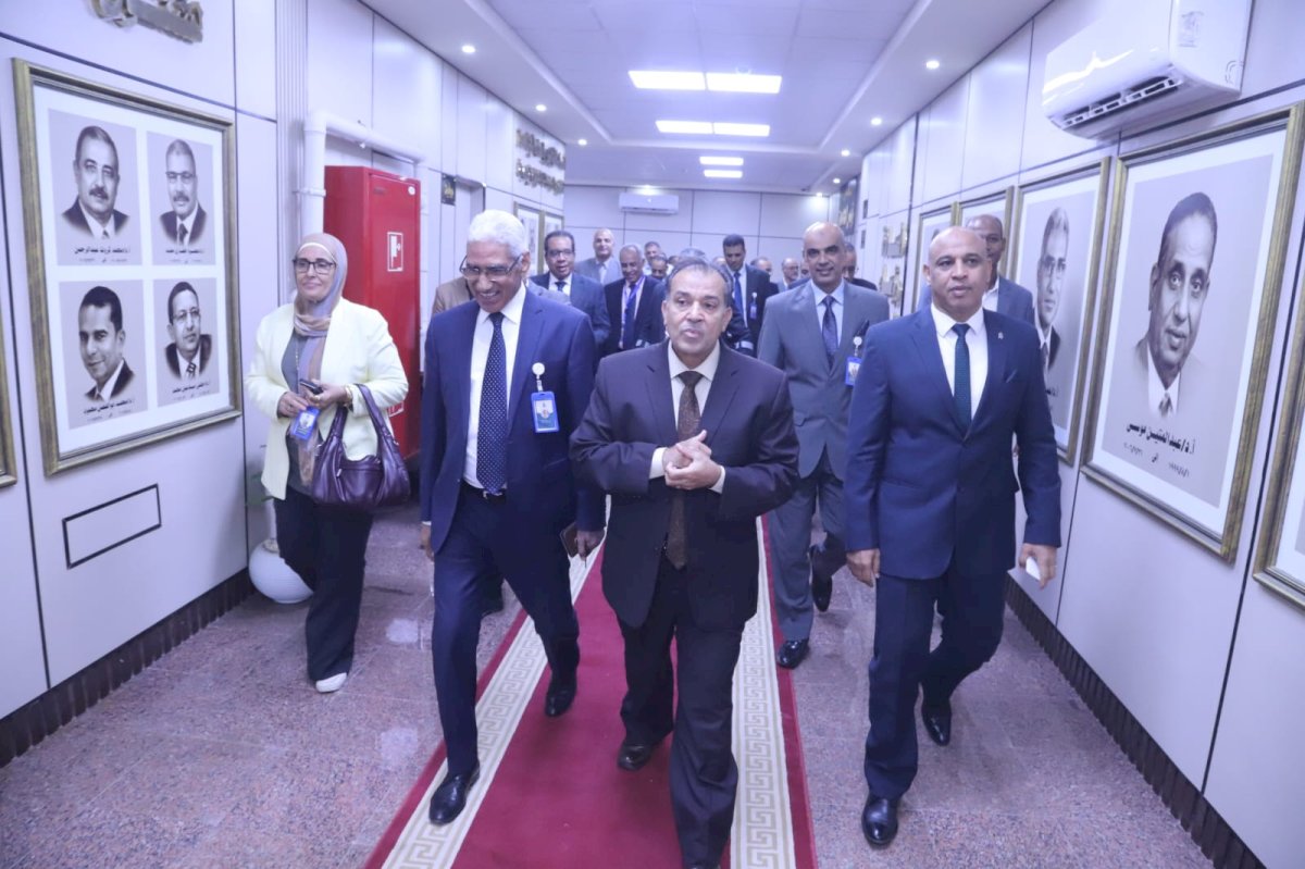 تقليد رائع..رئيس جامعة قنا يفتتح مشروع الذاكرة المؤسسية لتوثيق تاريخ الجامعة