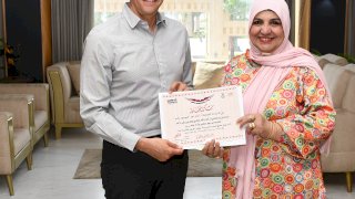 محافظ أسوان يكرم مديرة مدرسة عوض السيد الثانوية بنات السابقة