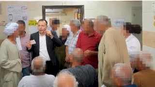 مدير عام فرع قنا للتأمين الصحي في زيارة تفقدية لعيادة الوفاء الشاملة