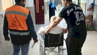 «التدخل السريع»  يستجيب لبلاغ  مسن  بلا مأوى وينقله إلى دار للرعاية بأوامر الوزيرة