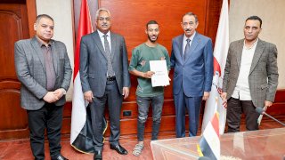 محافظ سوهاج يسلم عددا من عقود التقنين المؤمنة للمواطنين من مختلف مراكز المحافظة