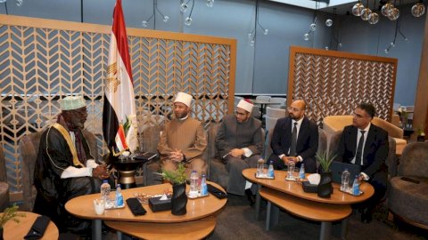 وزير الأوقاف يلتقي مفتي الكونغو علي هامش مؤتمر دور وهيئات الافتاء في العالم