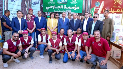 محافظ سوهاج والسفيرة نبيلة مكرم يتفقدان القافلة الشاملة للتحالف الوطني ضمن مبادرة " إيد واحدة "