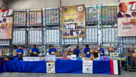 الداخلية تهدى حقائب مدرسية بمشتملاتها للأطفال بالمناطق الحضارية ودور الايتام