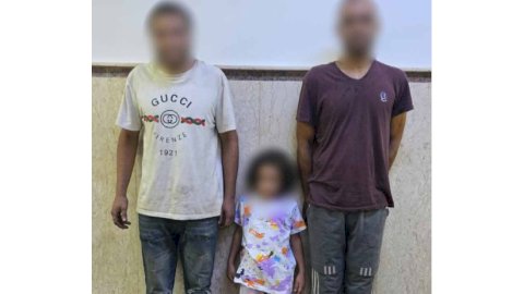 نكشف منشور وجود طفلة يظهر عليها آثار تورم بالعينين مع أحد الأشخاص بالإسكندرية