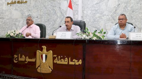 محافظ سوهاج يعقد اجتماعًا لمتابعة منظومة التقنين في ظل القانون 168 لسنة 2025