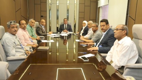 نائب رئيس جامعة قنا يترأس اجتماعًا لمتابعة إعداد نماذج تقييم الأمن والسلامة