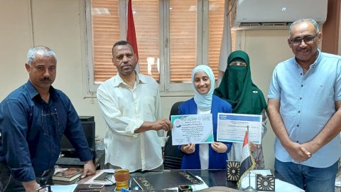 لتميزها فى البرمجة ..عبدالواحد يكرّم شهد عبدالعليم صاحبة المركز الأول بقنا