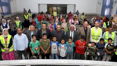 محافظ سوهاج يشهد توزيع 1000 شنطة مدرسية بالمستلزمات الدراسية على الطلاب المستحقين
