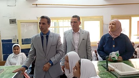 انتظام الدراسة بكفر الشيخ وتوزيع الكتب على الطلاب واستقبال الأطفال بالورود
