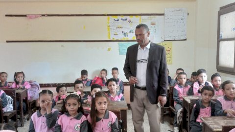 عبدالواحد يتفقد مدارس أبوتشت ويتابع انتظام الدراسة واستقبال الطلاب