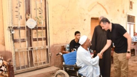 محافظ أسوان يعقد لقاءً جماهيرياً موسعاً مع أهالى قرية حجازة بكوم أمبو