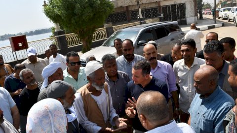 محافظ أسوان يلتقى أصحاب وسائقى عربات الحنطور بإدفو  ويوجه بإصدار أكواد للعربات