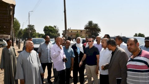 محافظ أسوان يتفقد الموقع المقترح لإنشاء إدارة إدفو التعليمية