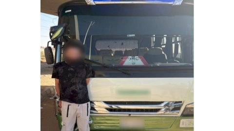 نكشف فيديو قيام سائق "إتوبيس" بتعاطي المخدرات أمام إحدى المدارس بالجيزة