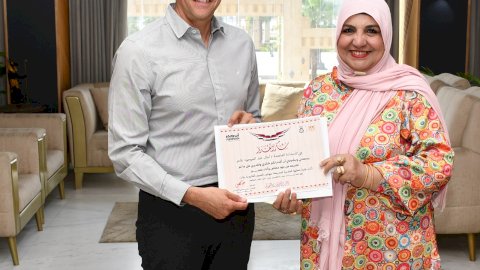 محافظ أسوان يكرم مديرة مدرسة عوض السيد الثانوية بنات السابقة