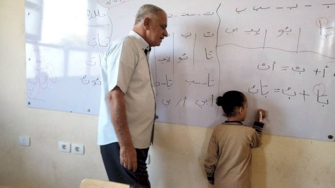 مدير إدارة الفشن التعليمية يشرح للتلاميذ النطق الصحيح لحروف اللغة العربية