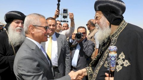 محافظ بني سويف يستقبل البابا تواضروس في  زيارته لإيبارشية ببا والفشن وسمسطا