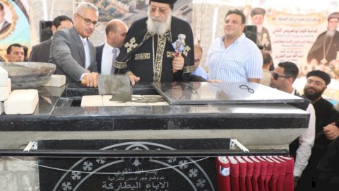 قداسة البابا تواضروس ومحافظ بني سويف يضعان حجر أساس الكاتدرائية الجديدة بالفشن