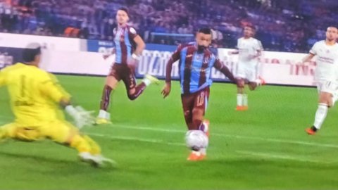 طرابزون يفوز على جالاتا سراى  ومحمد صلاح (هاتريك)