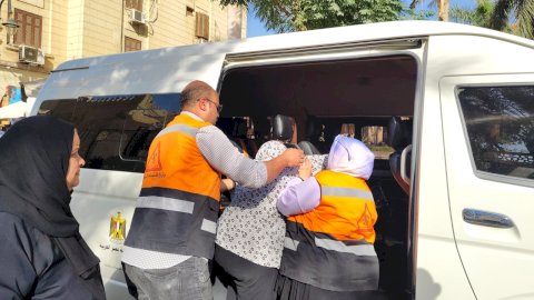 التضامن الاجتماعي: «التدخل السريع» ينقل مسنة بلا مأوى في منطقة الحسين إلى دار رعاية