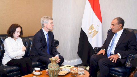 وزير الخارجية يلتقي برئيس شبكة حلول التنمية المستدامة التابعة للأمم المتحدة