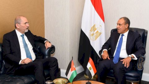وزير الخارجية ونظيره الأردني يبحثان تعزيز العلاقات الثنائية والتطورات الإقليمية