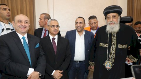 محافظ بني سويف يلتقي قداسة البابا تواضروس الثاني في ختام زيارته