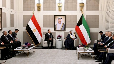 ولي عهد الكويت يستقبل رئيس الوزراء لبحث أوجه التعاون والتنسيق المشترك بين البلدين