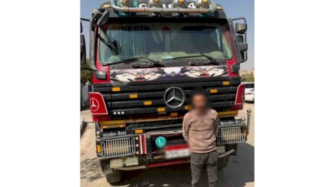 حقيقة فيديو قيام سائق سيارة نقل الإصطدام بسيارة ملاكي وإصابة قائدها بالقاهرة