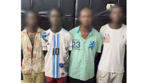ننشر فيديو قيام اربعة اجانب افتعال مشاجرة مع طالب لسرقة تليفونه بالقاهرة