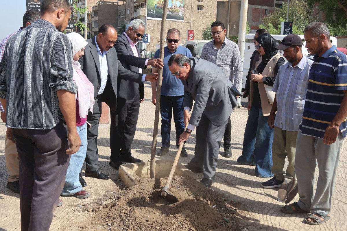 محافظ سوهاج يطلق مبادرة "بصمة خضراء.. اعرف شجرتك" ضمن المبادرة الرئاسية "100 مليون شجرة