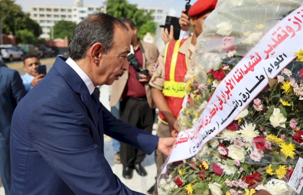 محافظ سوهاج يضع إكليلا من الزهور على النصب التذكاري لشهداء أكتوبر