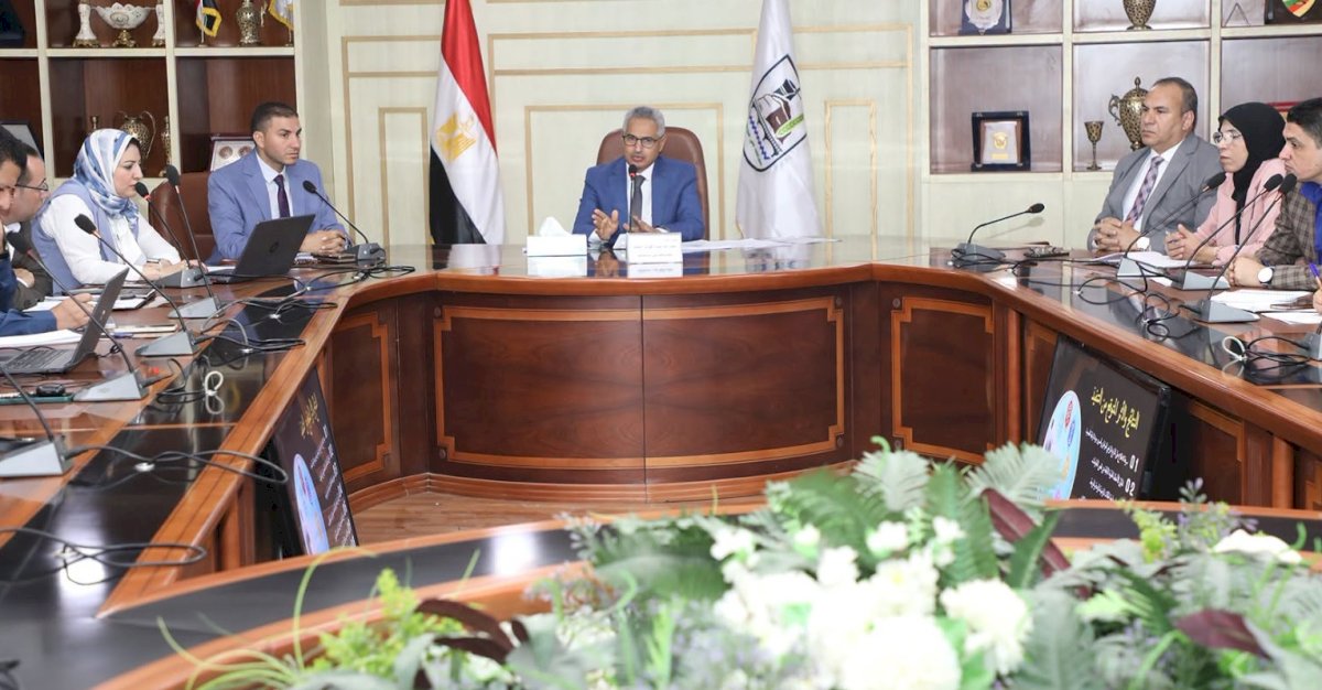 محافظ بني سويف يُناقش رؤى ومقترحات محور التحول الرقمي لتحديث الجهاز الإداري