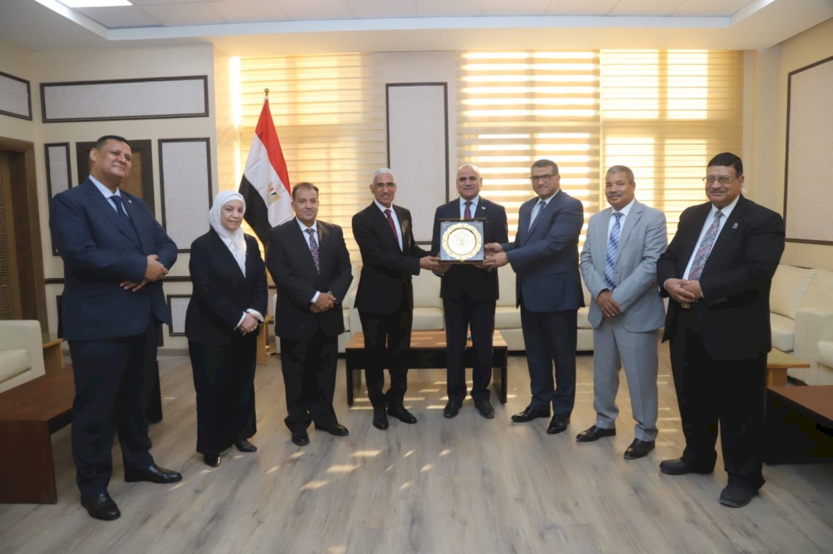 مجلس أمناء جامعة جنوب الوادي الأهلية يناقش تطوير المنظومة التعليمية