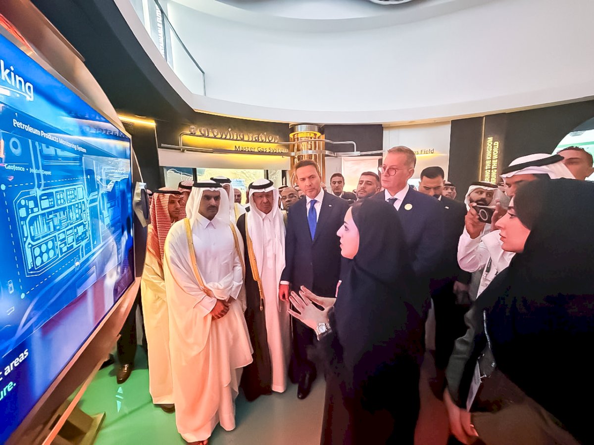 وزير الطاقة السعودي ووزيرا البترول والكهرباء يتفقدون جناح قطاع البترول المصري