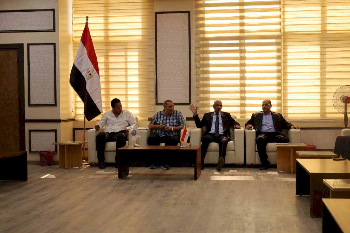 رئيس جامعة جنوب الوادي الاهلية يجتمع باتحاد طلاب الجامعة