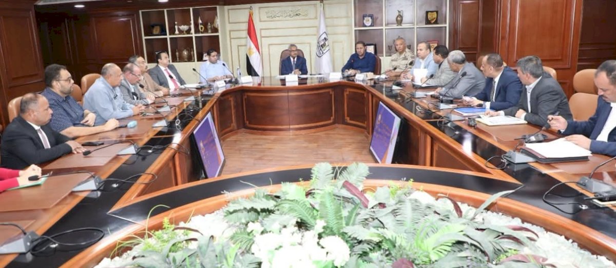 محافظ بني سويف يناقش آخر مستجدات تقنين أراضي أملاك الدولة