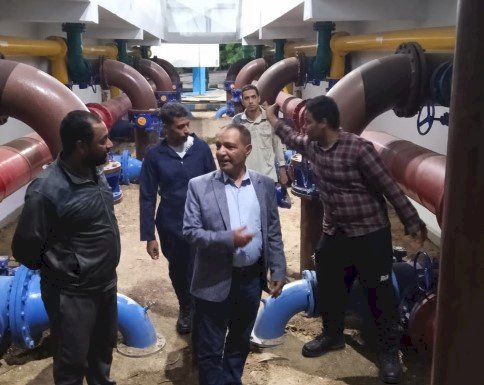 رئيس مياه قنا يبدأ جولاته الميدانية من محطة مياه الحميدات بعد منتصف الليل