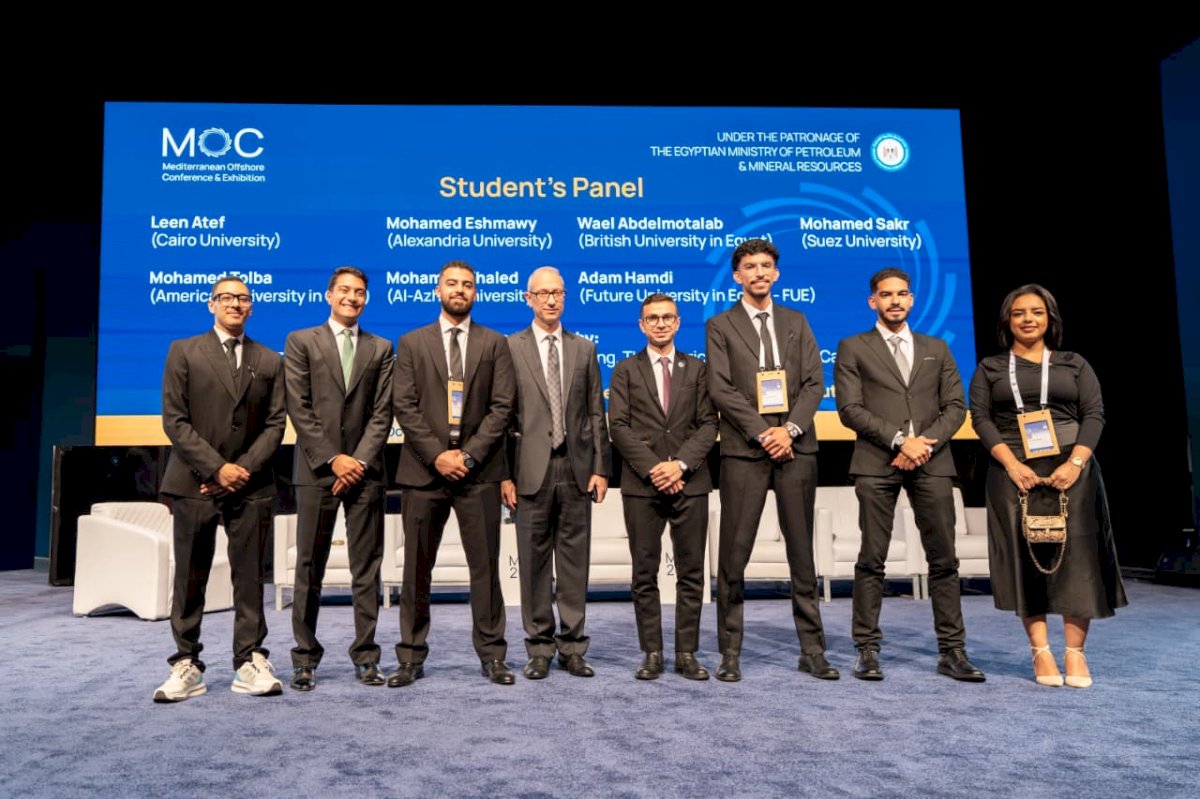 وزير البترول خلال حوار مع مجموعة من طلاب هندسة البترول بعدة جامعات في مؤتمر البحر المتوسط بالإسكندرية