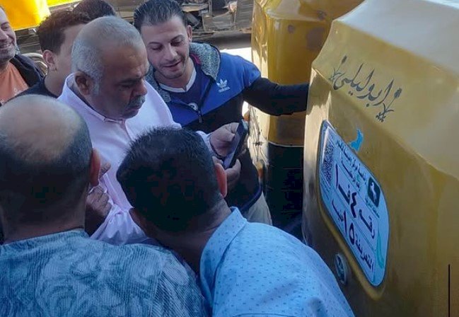 فاقوس تبدأ تفعيل منظومة التوك توك ولصق الاستيكرات التعريفية للمركبات