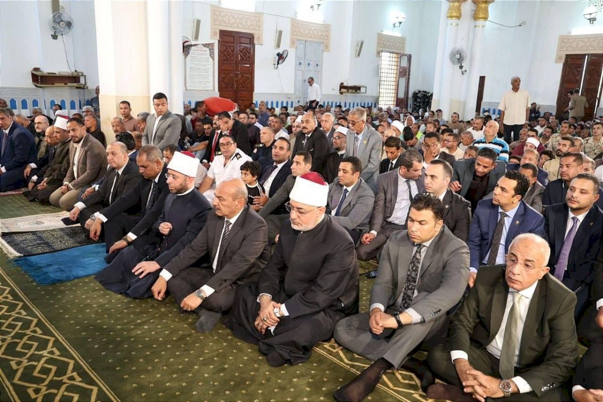 احتفالًا بالعيد القومي للسويس.. وزير الأوقاف ومفتي الجمهورية ومحافظ السويس يؤدون صلاة الجمعة بمسجد بدر