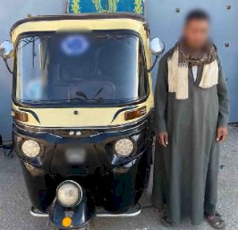 الفيديو يكشف قيام سائق الإصطدام بقائد سيارة عقب نزوله من سيارته والشرطة تقبض عليه باسيوط