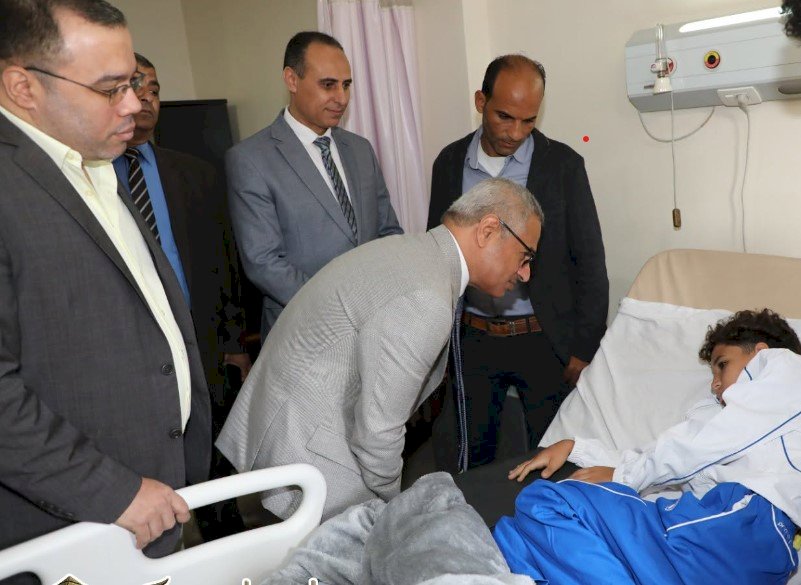 محافظ بني سويف يطمئن على التلميذ إيهاب أشرف