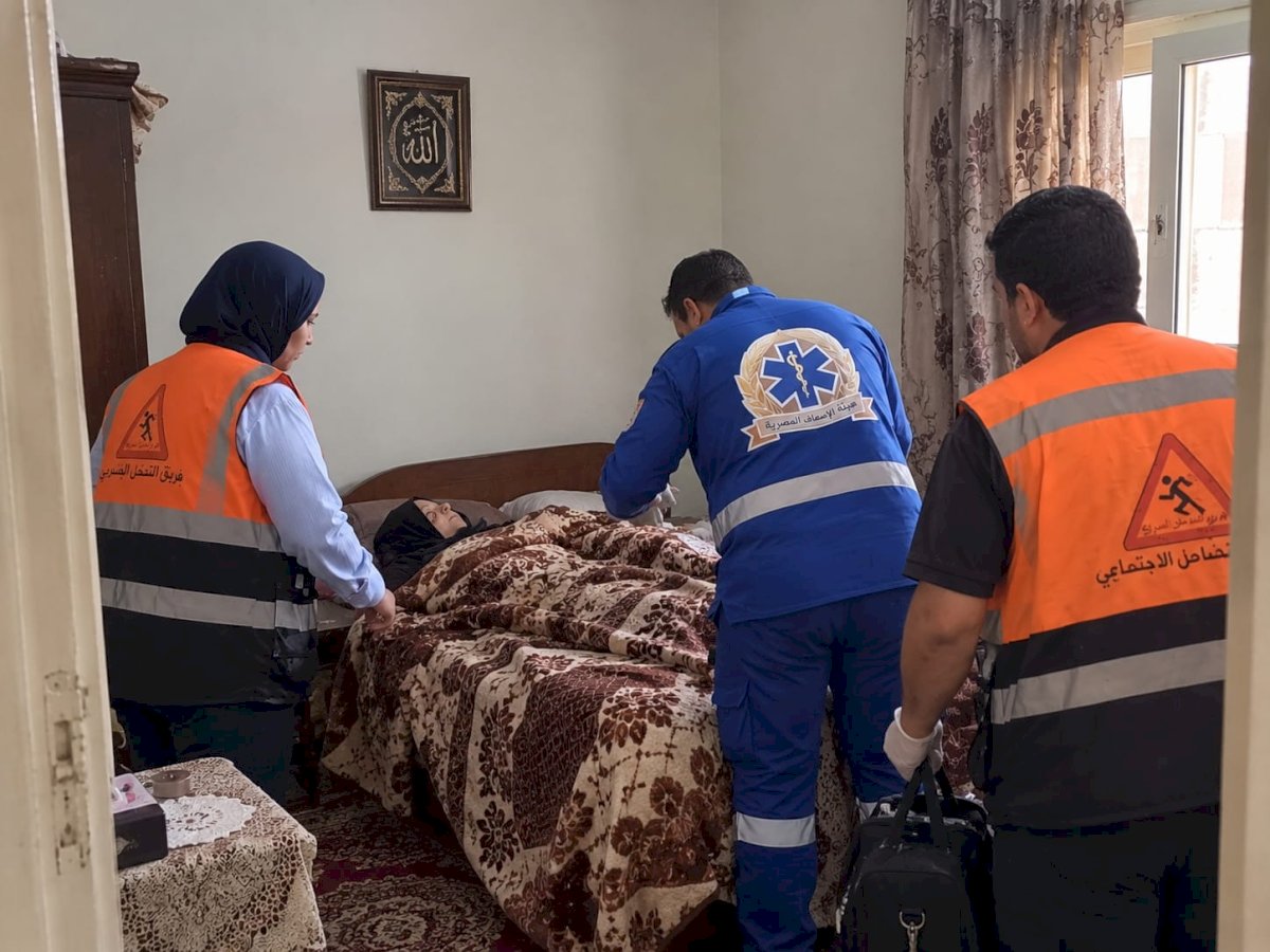 التضامن: فريق التدخل السريع ينقل مسنة للمستشفي بعد تعرضها للضرب واصابتها بكسور بالاسماعيلية