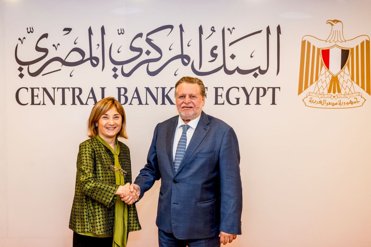 محافظ البنك المركزي المصري يلتقي نائب رئيس بنك الاستثمار الأوروبي لبحث خطط الشراكة التستقبلية