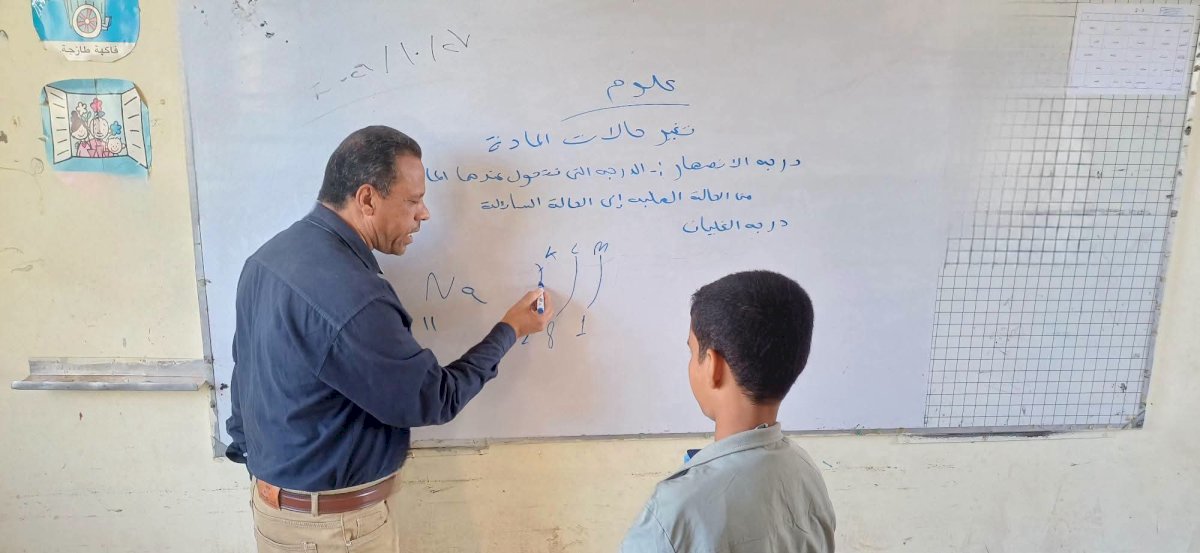 مدير تعليم أبوتشت يشرح درسًا في العلوم لطلاب المرحلة الإعدادية