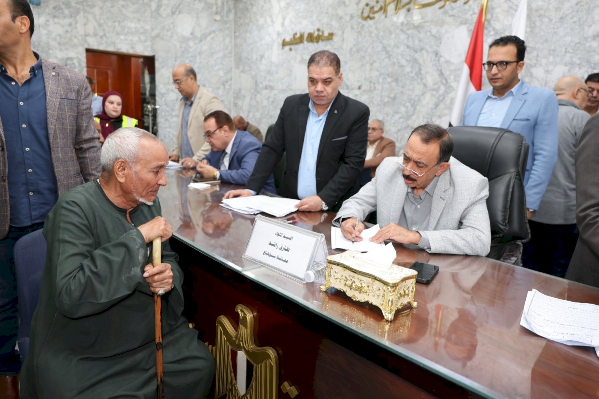 محافظ سوهاج يعقد اللقاء الجماهيري الأسبوعي لبحث مطالب المواطنين وحل مشكلاتهم