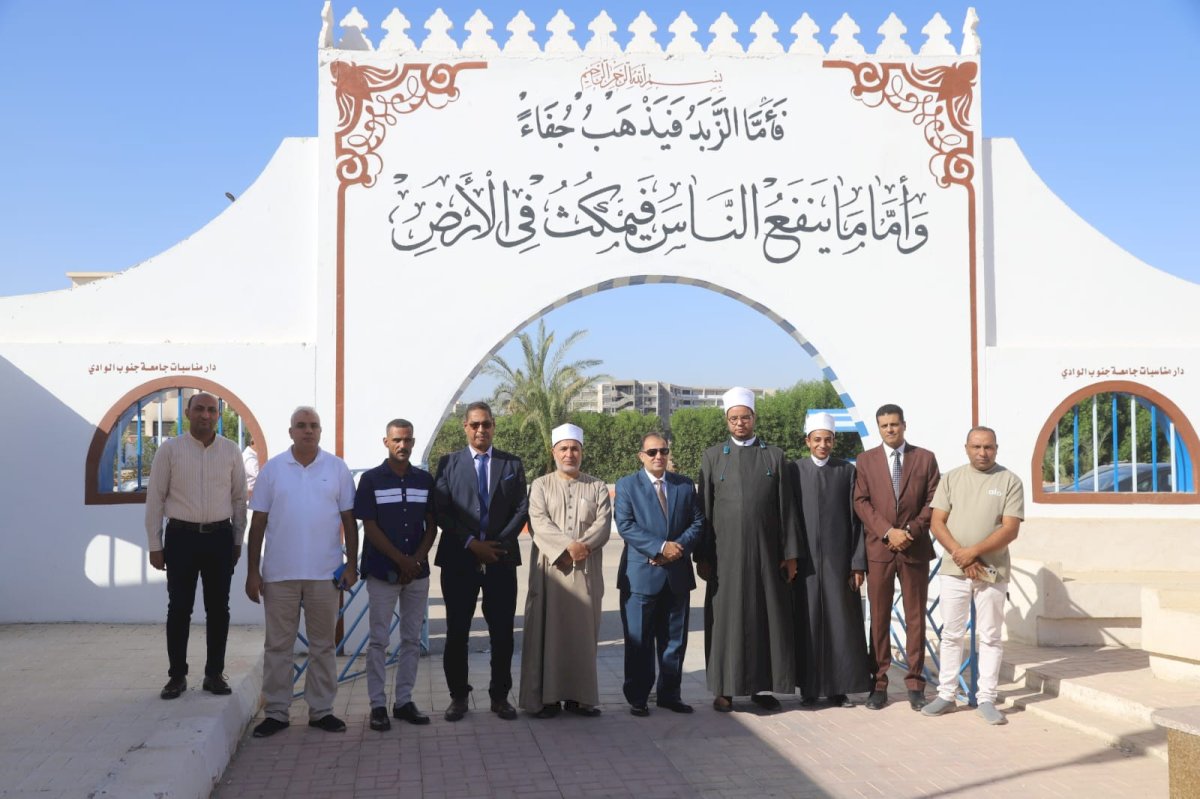 رئيس جامعة قنا يشهد تسليم فرش المسجد الكبير بالتعاون مع وزارة الأوقاف