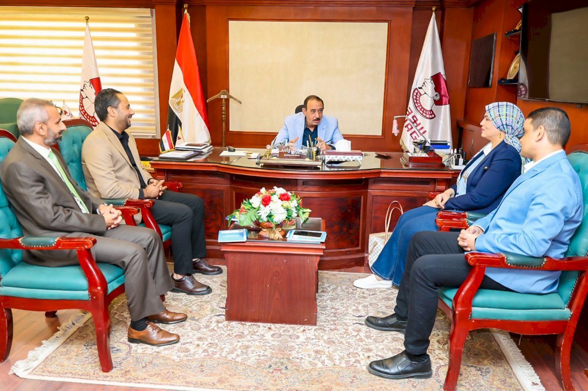 محافظ سوهاج يستقبل وفد "التنمية المحلية" و"الفاو" لبحث فرص المشروعات الاقتصادية بالمراغة وطما